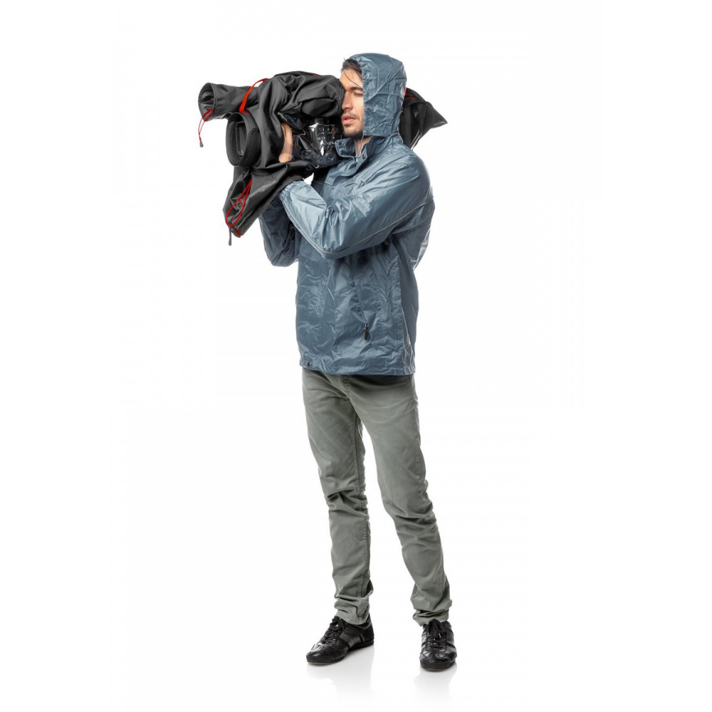 Snemalec uporablja veliko videokamero z dežno prevleko Manfrotto RC-1