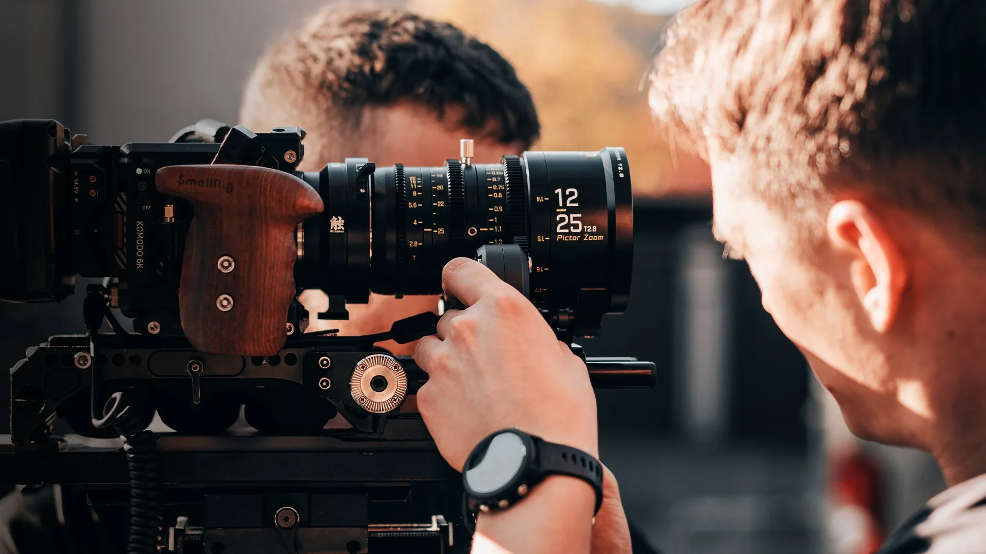 Črni DZOFilm Pictor 12–25 mm pri delu na cine kameri
