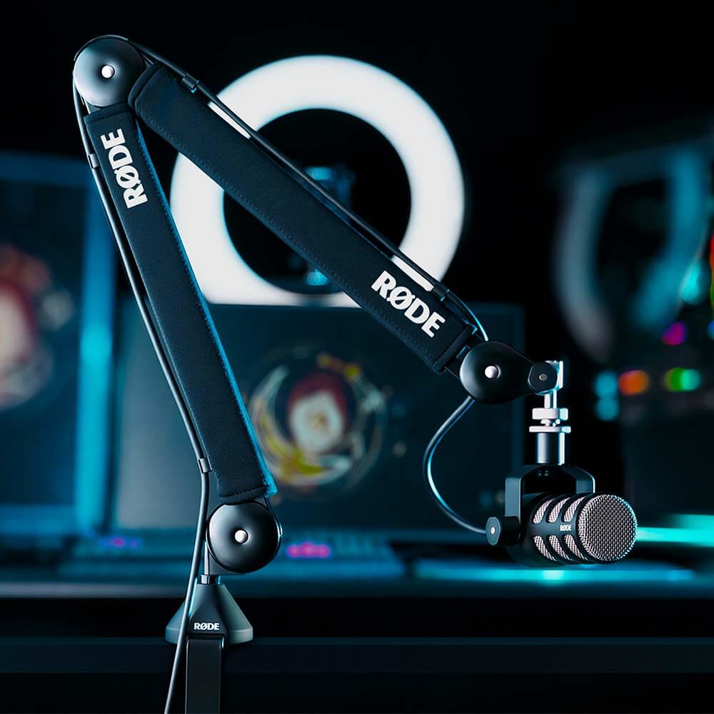 Črna roka RØDE PSA1+ z mikrofonom PodMic pri igralni in pretočni postaji