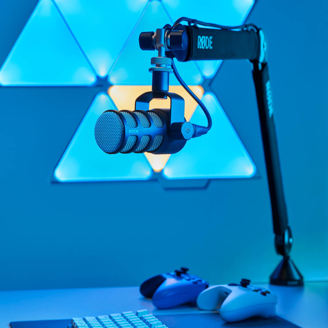 RØDE PSA1+ z mikrofonom PodMic nad delovno mizo