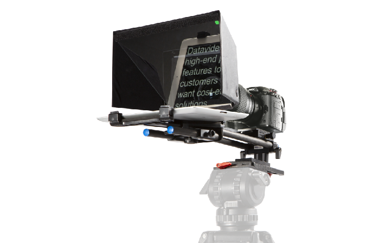 Teleprompter Datavideo TP-500 pri uporabi z DSLR; kamera in stativ nista vključena