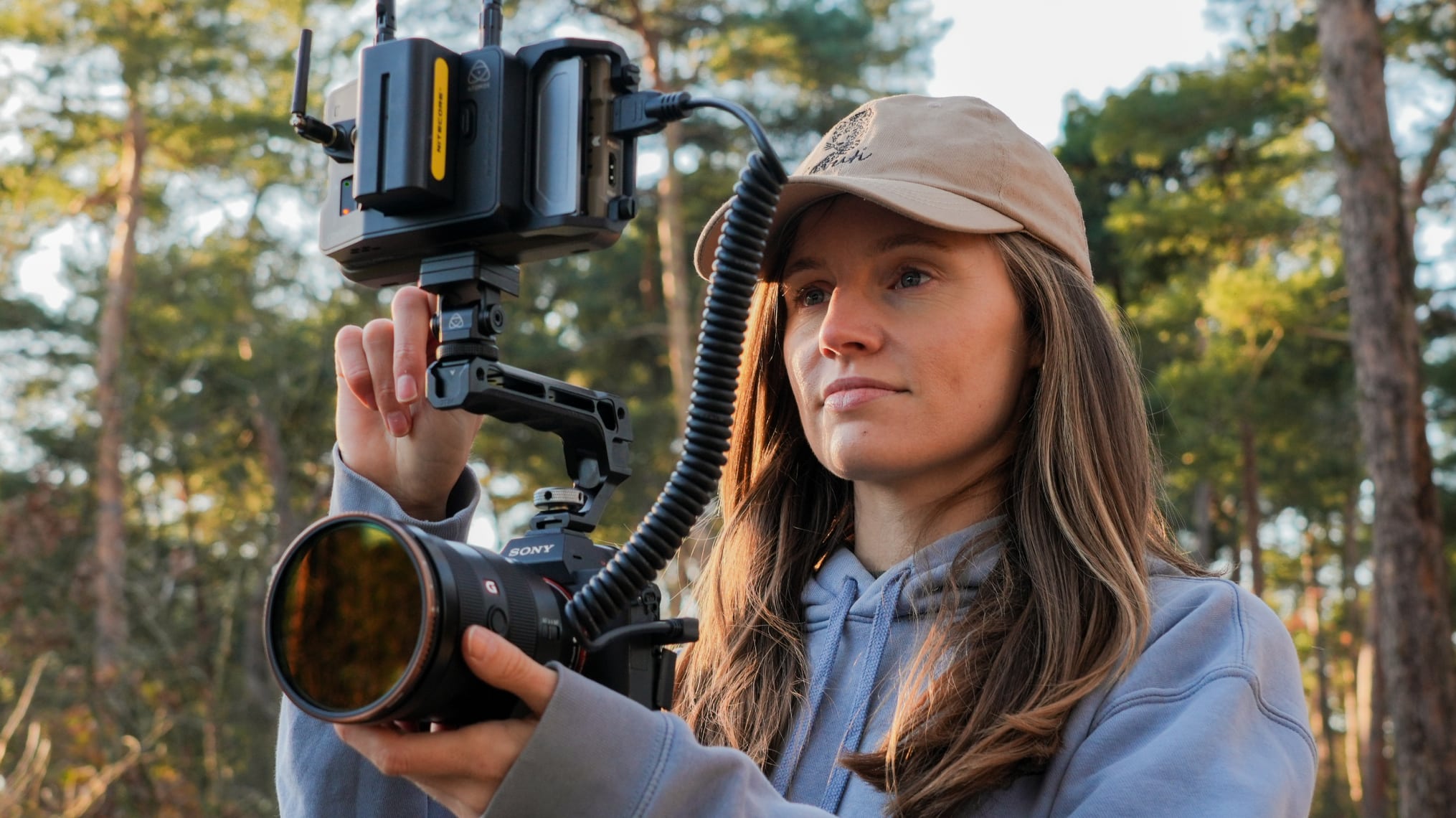 Mia Stawinski snema na terenu s kamero Sony in monitorjem-snemalnikom Atomos Ninja Ultra