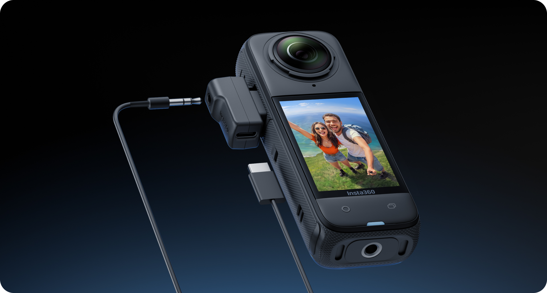 Insta360 X4 mikrofonski adapter connects a microphone while the camera charges