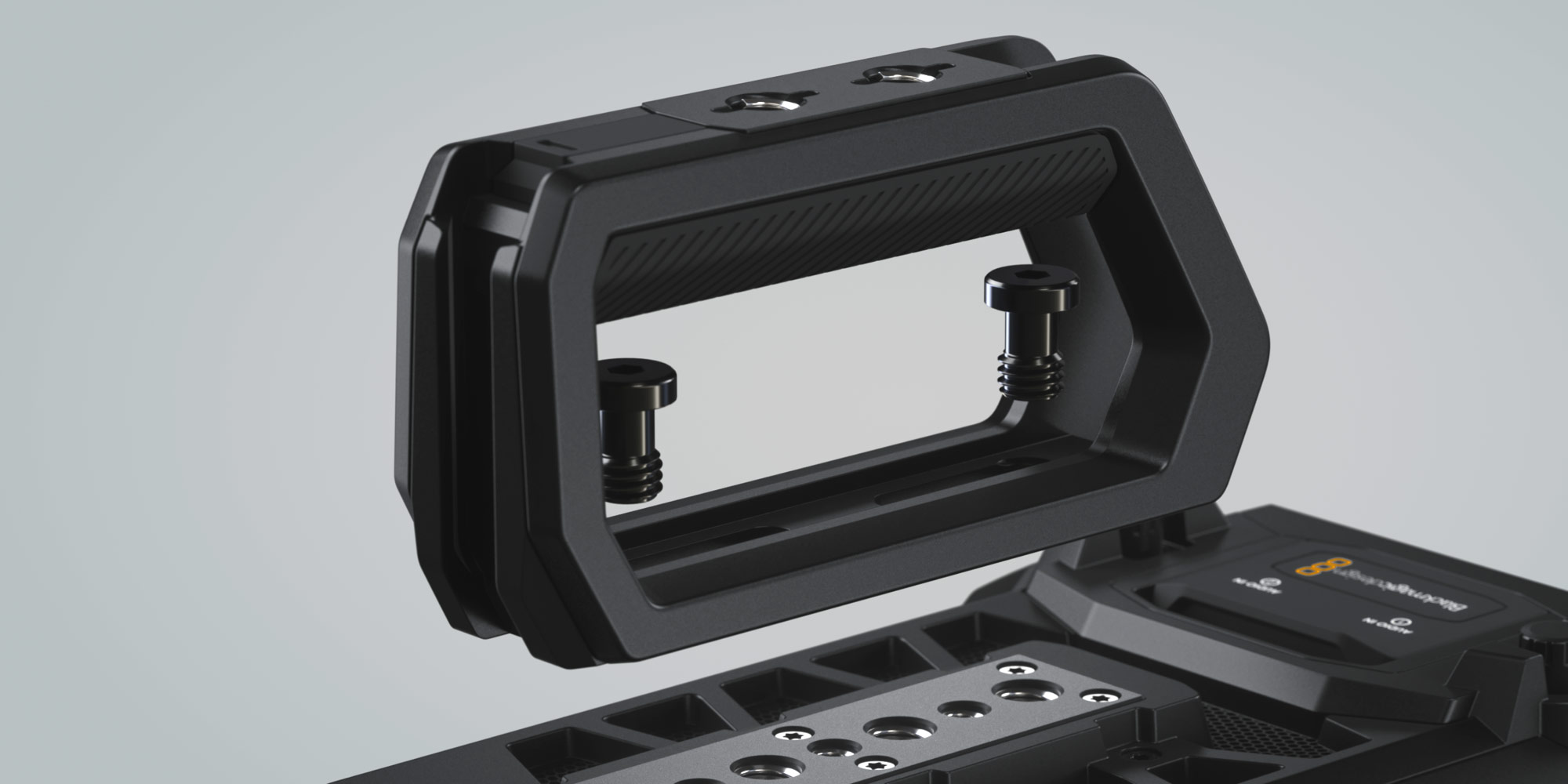 Blackmagic URSA Cine Handle v delovni postavitvi