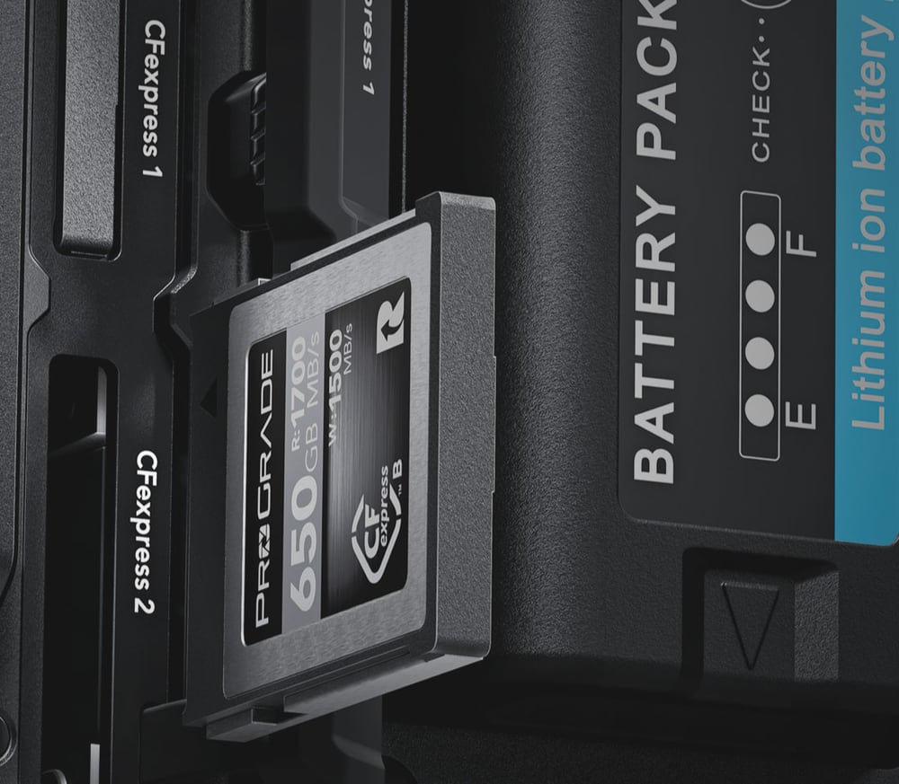 Blackmagic PYXIS 12K PL – Dve reži CFexpress