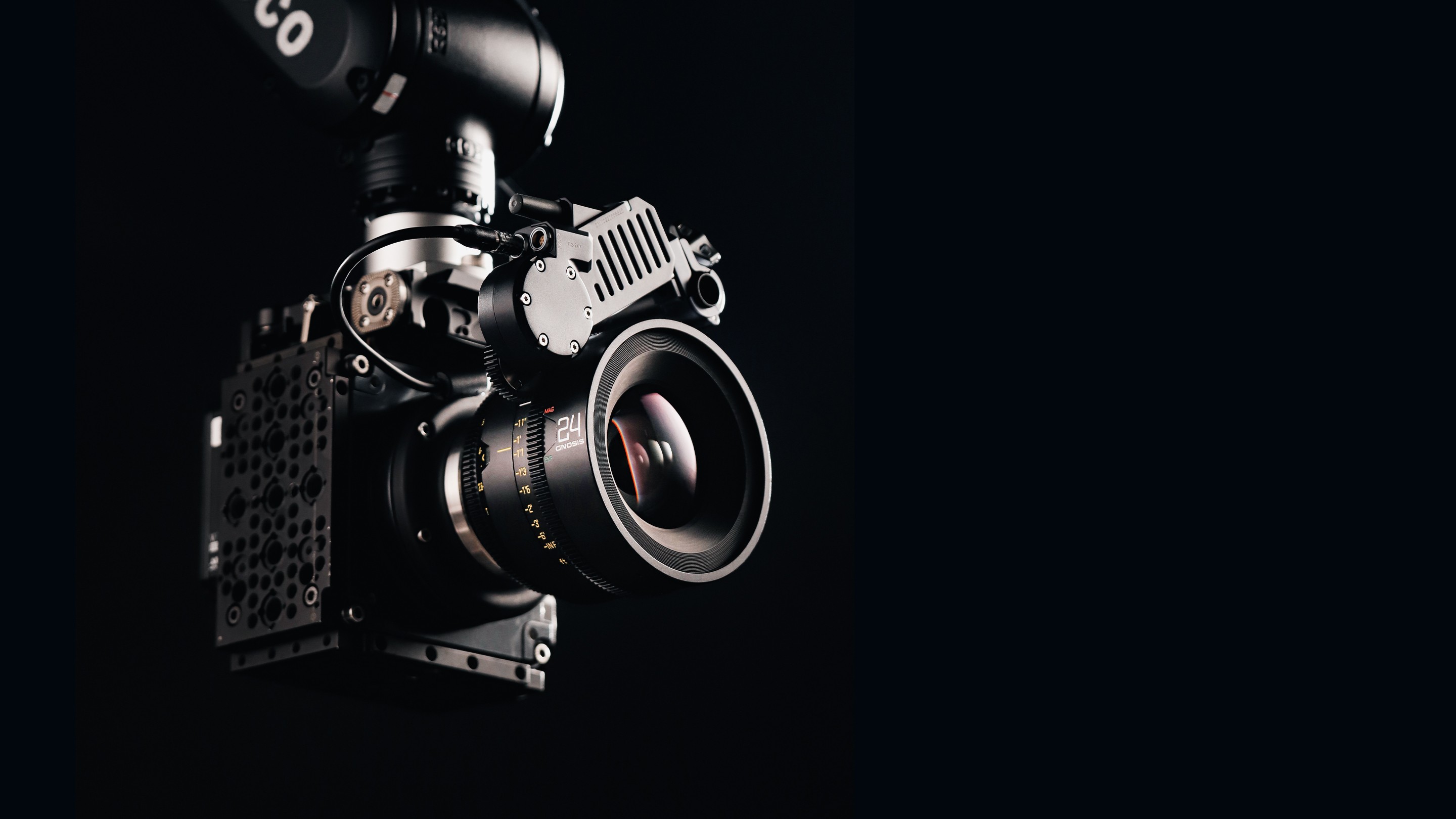 Objektiv DZOFilm Gnosis Macro 24 mm na filmski kameri