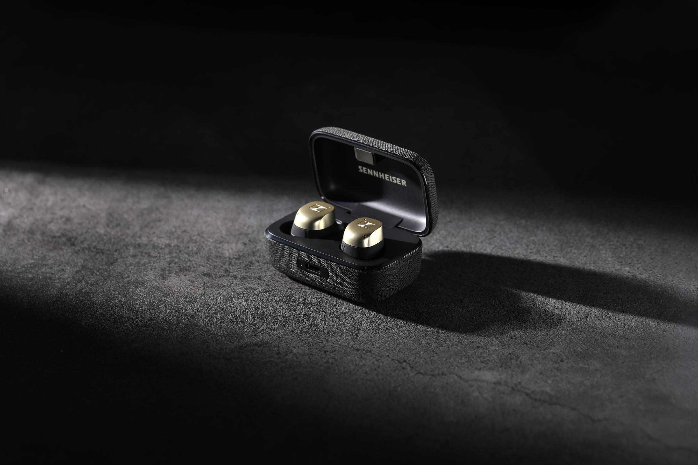 MOMENTUM True Wireless 4 Gold při nošení
