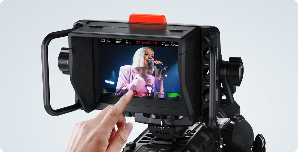 Blackmagic Design URSA Cine Studio Viewfinder – Upravljanje z dotikom in fizičnimi elementi