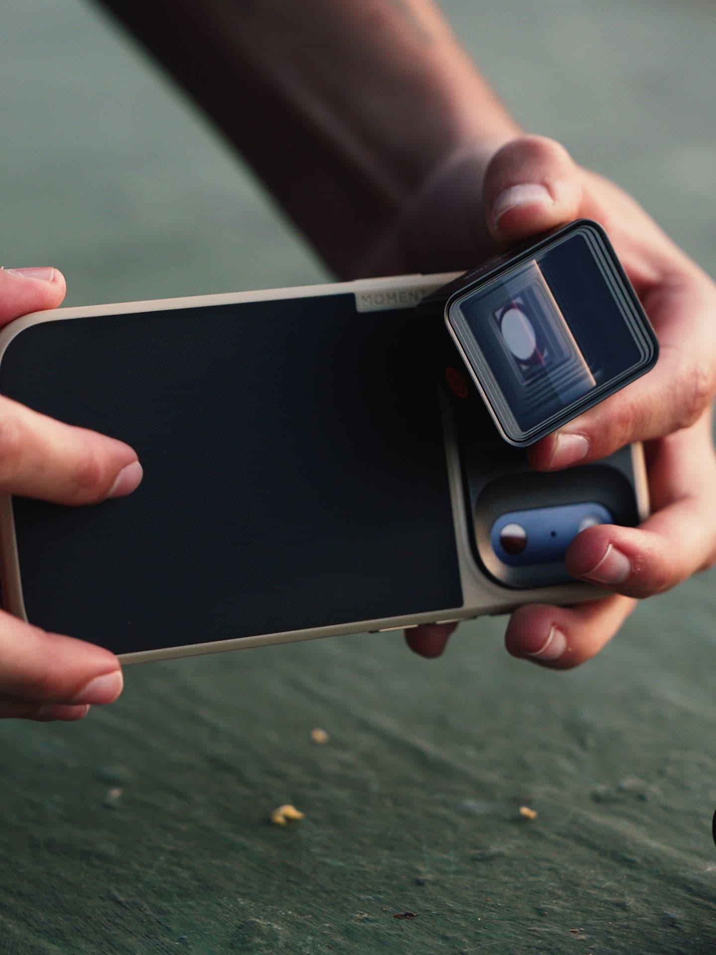 Objektiv Moment Anamorphic II v ruce