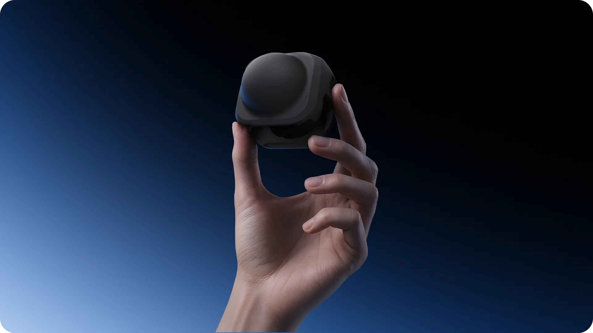 Kompaktní silikonová krytka Insta360 držená v ruce