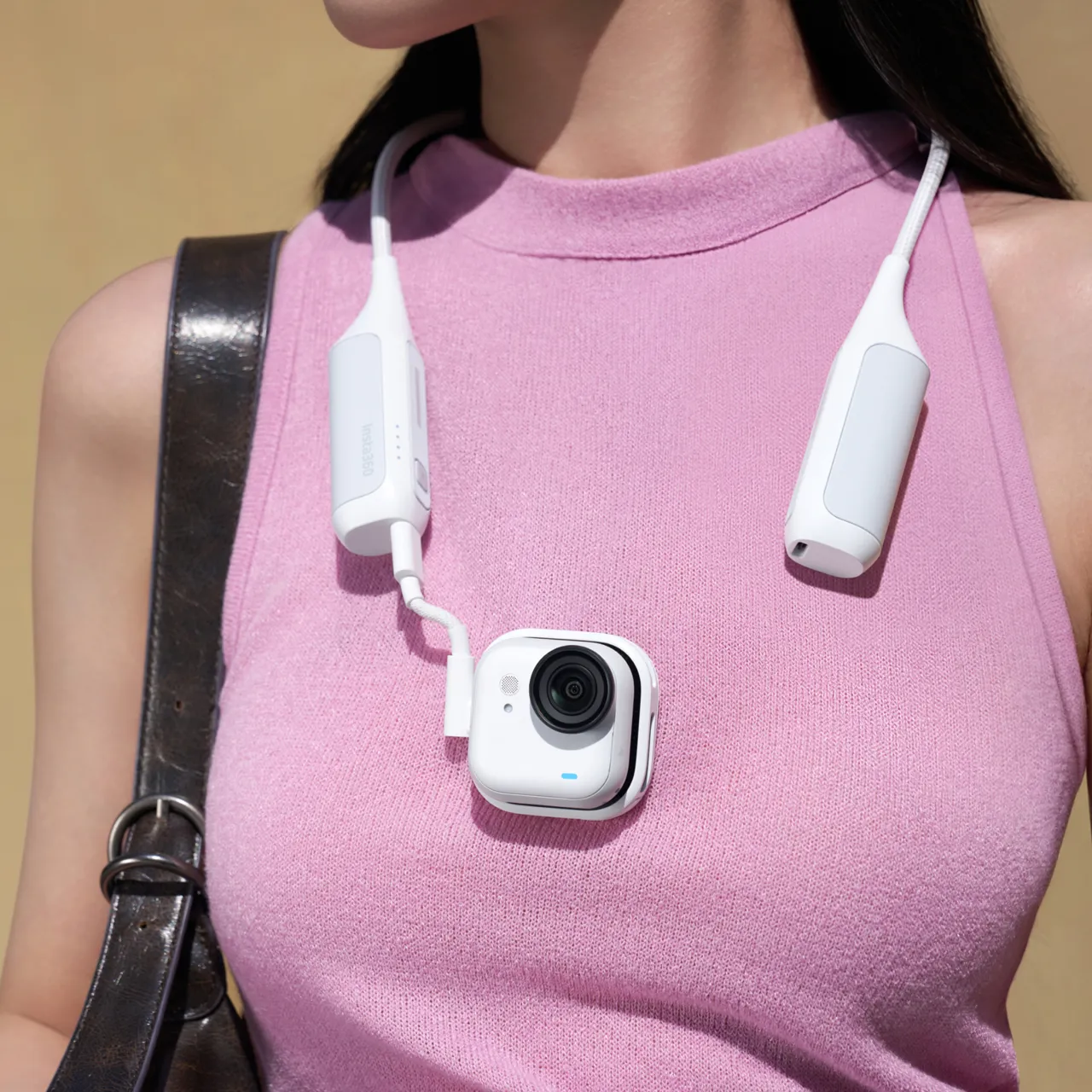Kamera GO Ultra, nošena na prsih z nosilcem FOMO Power Neck Mount