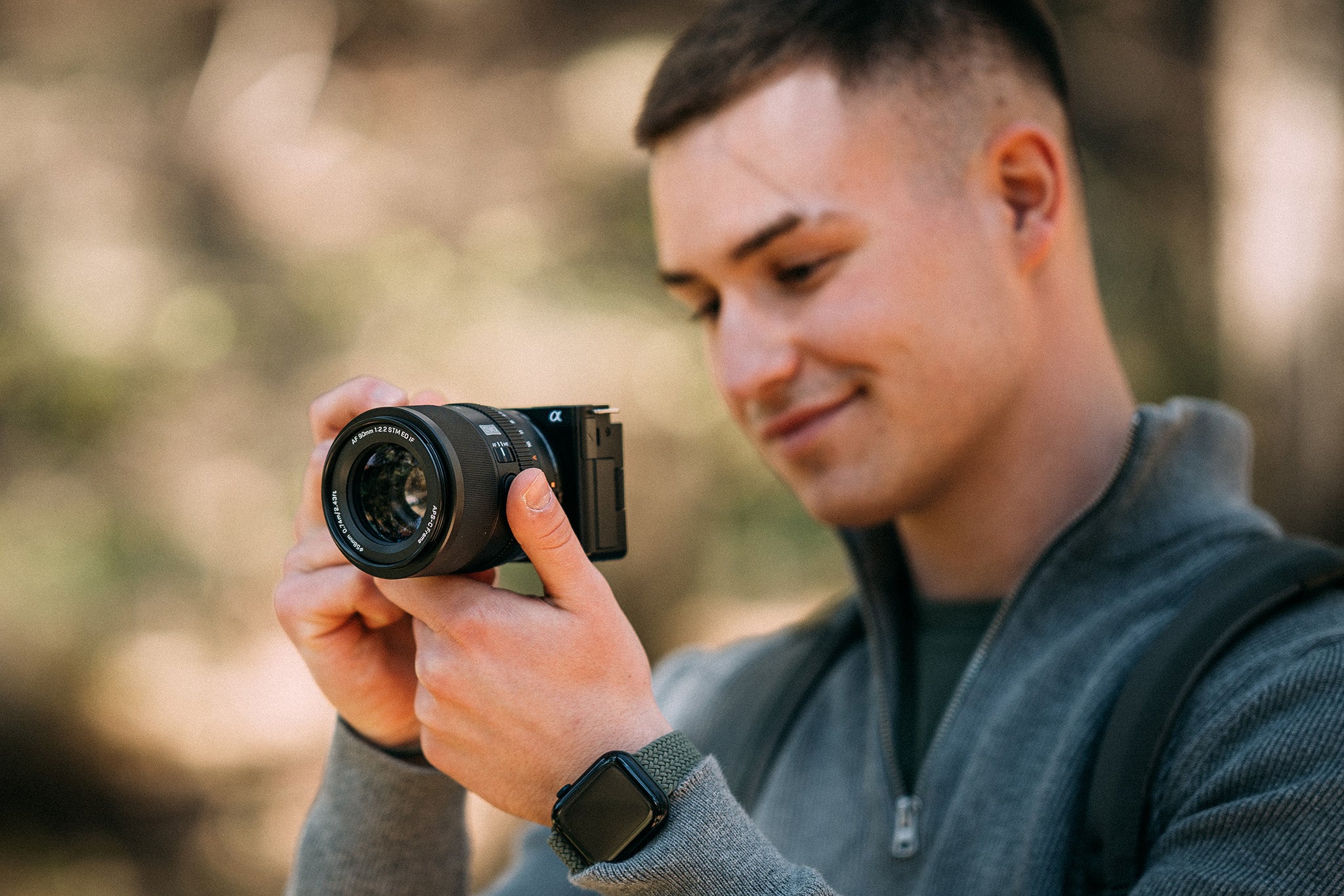 Kompaktni Viltrox AF 90 mm F2,2 Z v roki
