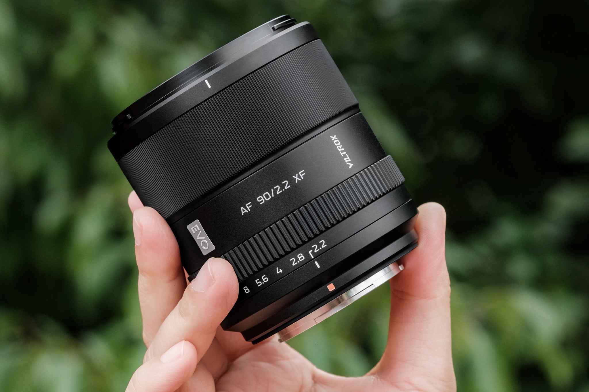 Kompaktni Viltrox AF 90 mm F2,2 XF v roki
