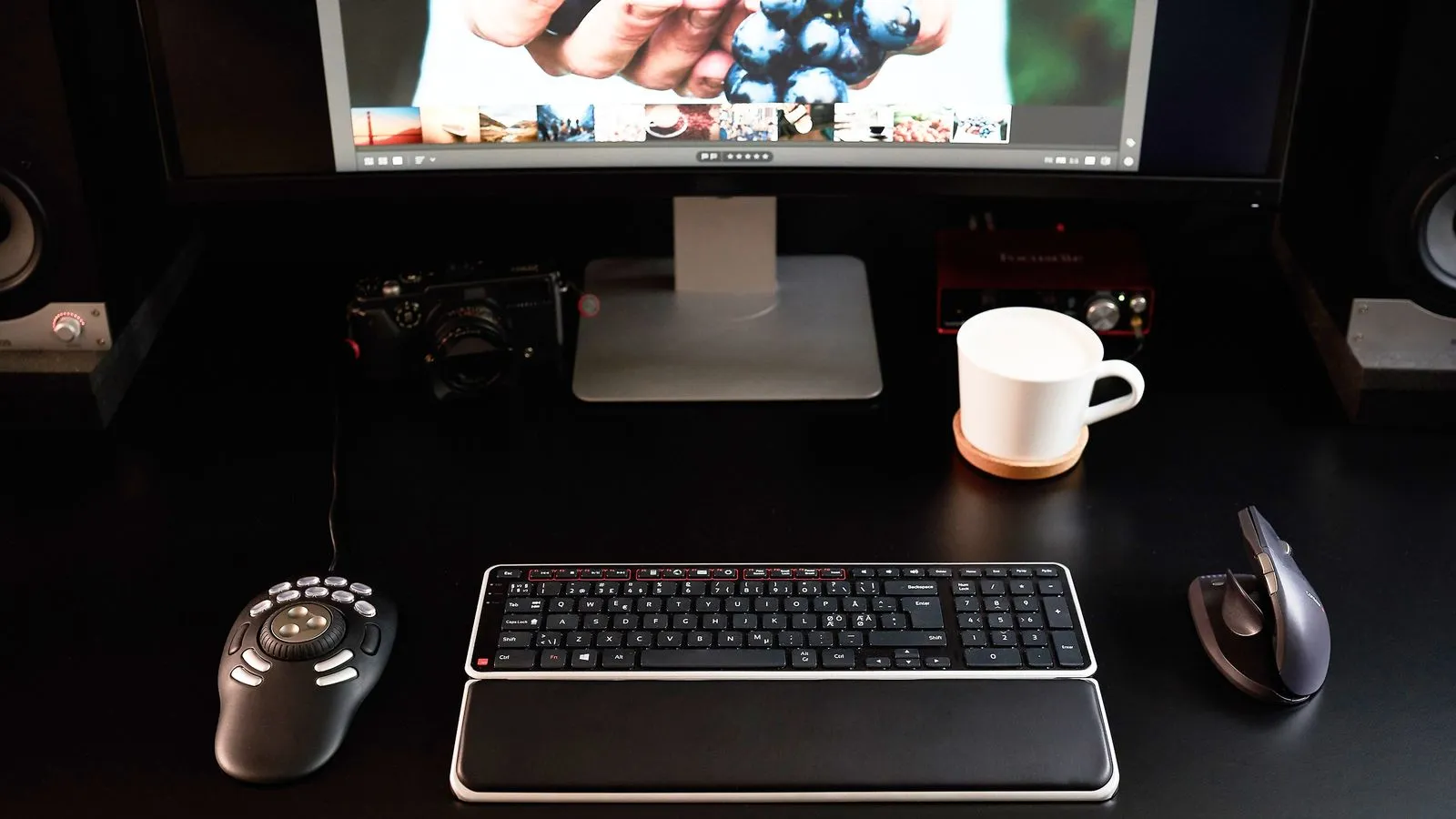 ShuttlePro V2 na delovnem mestu za montažo videa