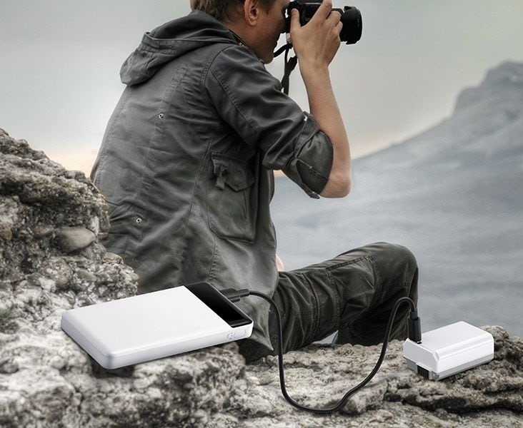 Dve bateriji po 1100 mAh