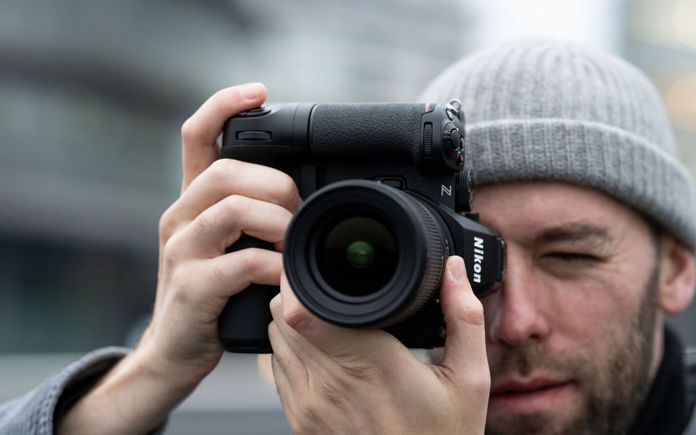 Kompakten full-frame s profesionalnimi funkcijami