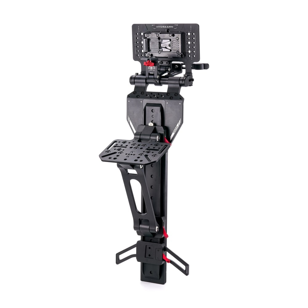 Monitor zgoraj, baterija V-Mount pri roki