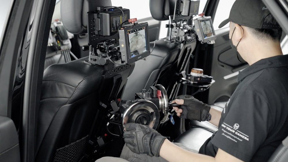 Na vzglavniku, uprt v tla