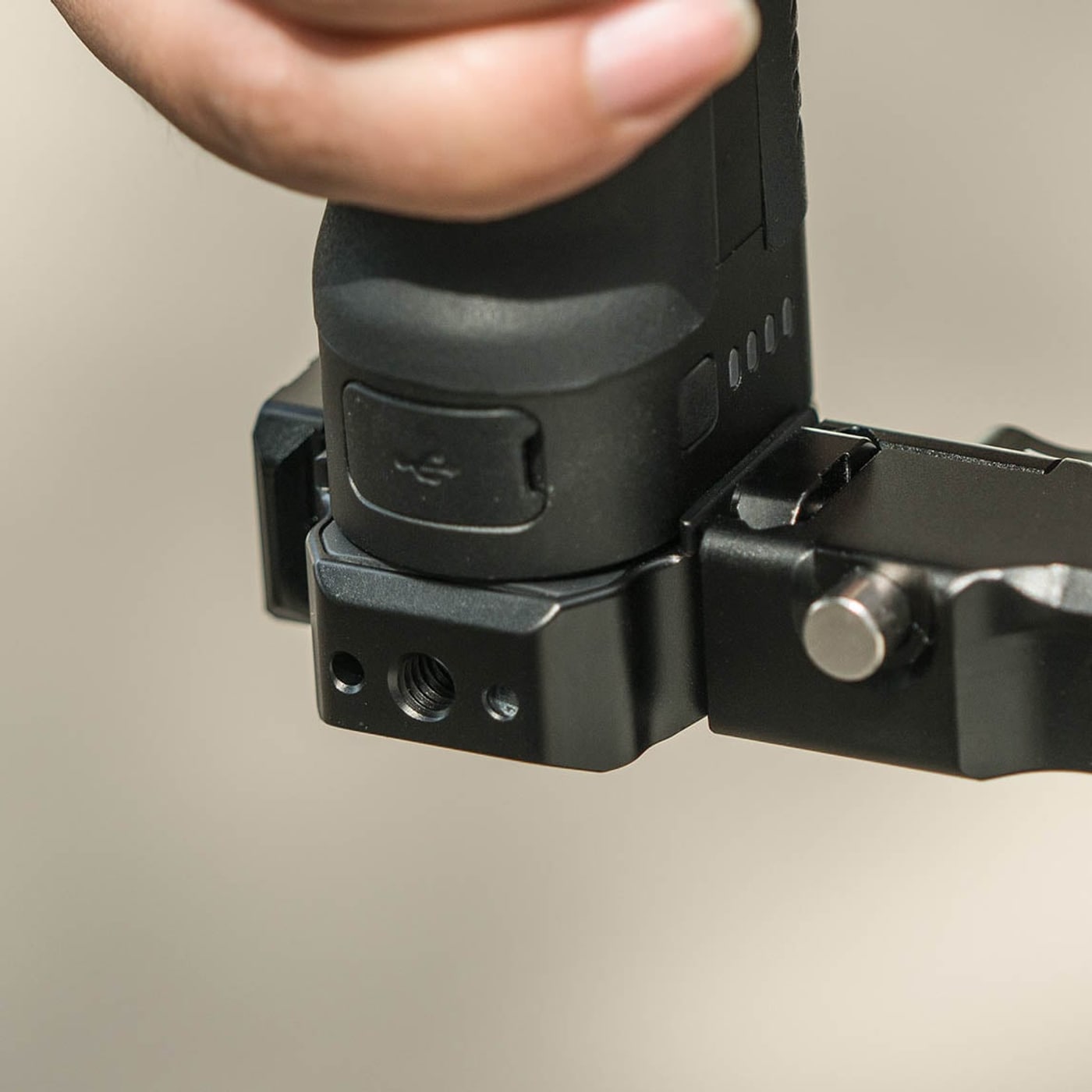 Navoja 1/4″-20 in 3/8″-16 na dnu