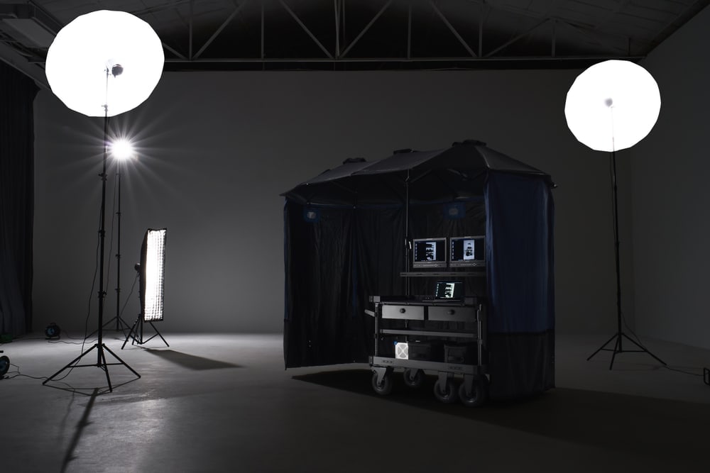 Z zatemnitvenimi ponjavami nastane video village