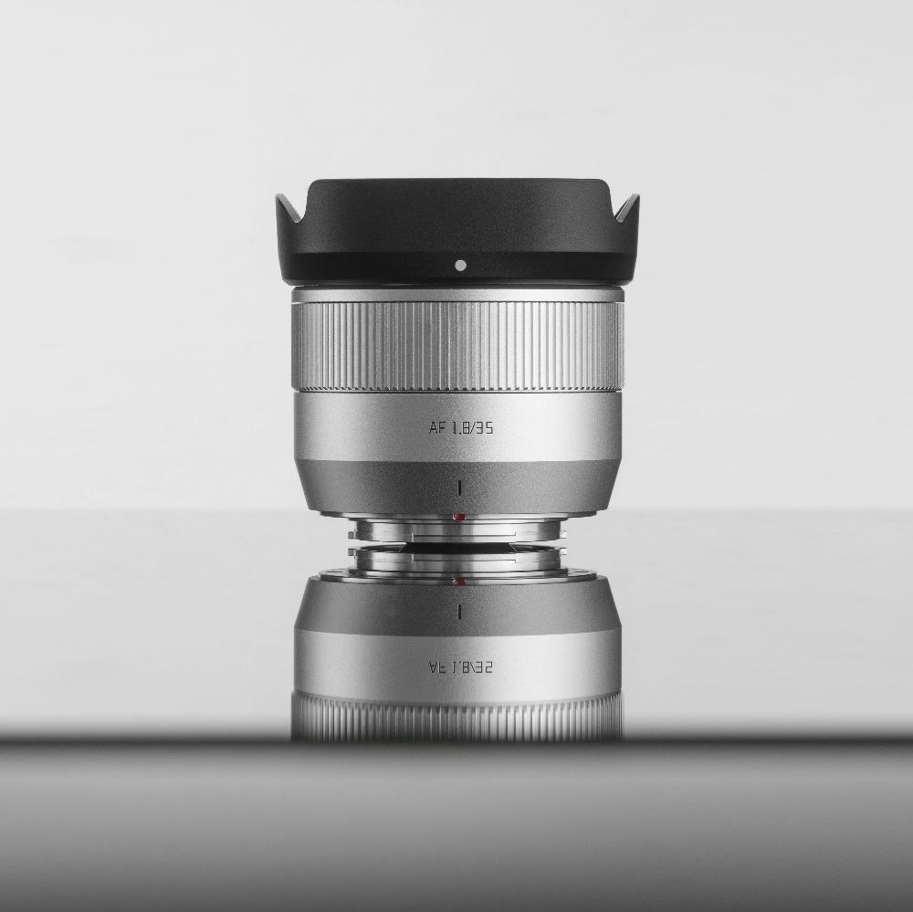 TTArtisan APS-C AF 35mm F1.8 II – Senčnik objektiva v kompletu