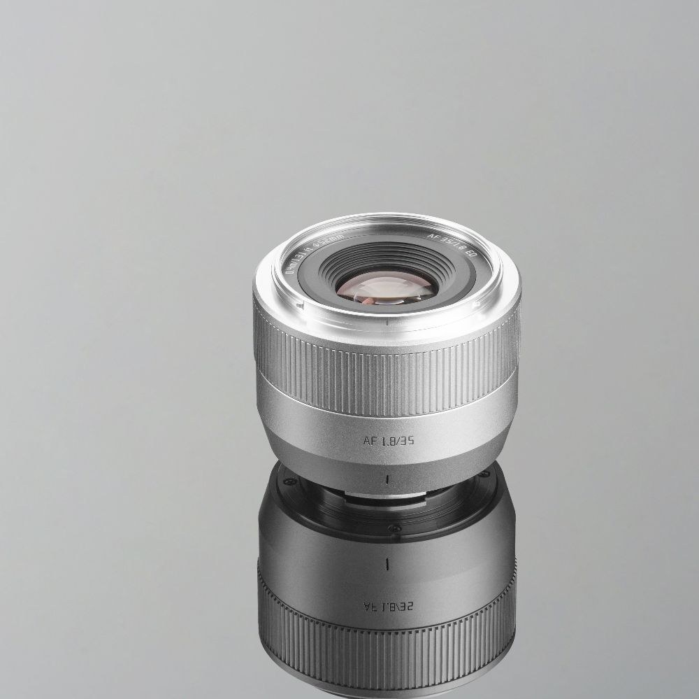 TTArtisan APS-C AF 35mm F1.8 II – Optika z 10 elementi v 7 skupinah