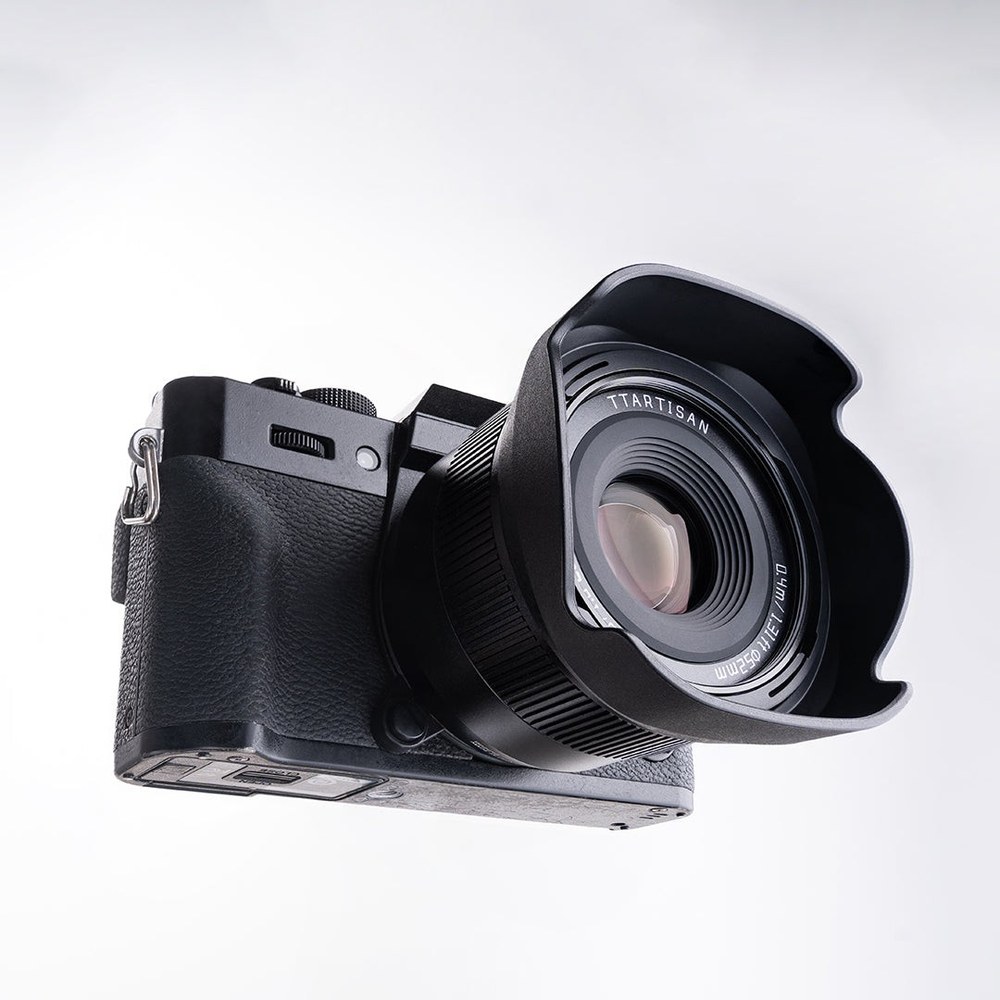 TTArtisan APS-C AF 35mm F1.8 II – Senčnik objektiva v kompletu
