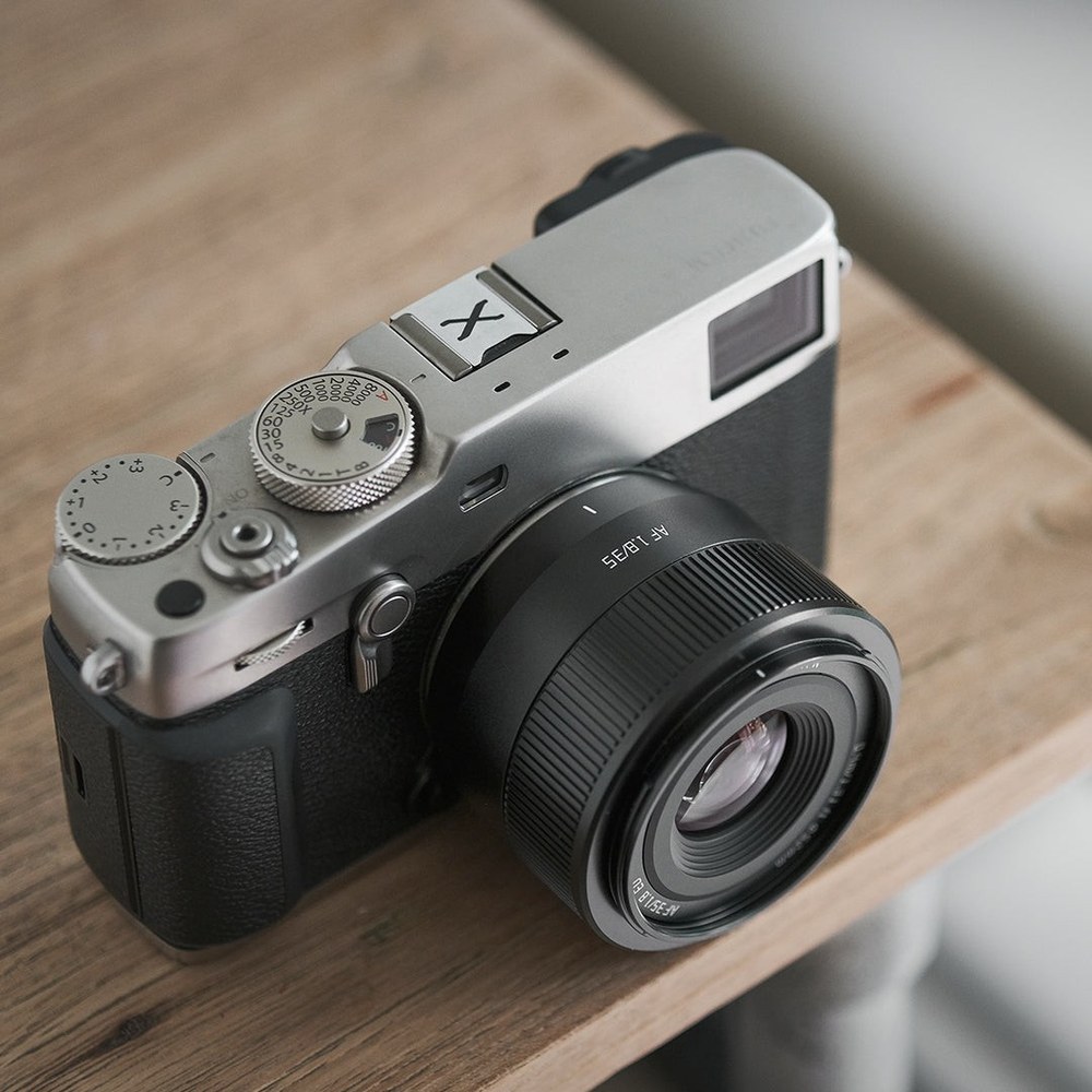 TTArtisan APS-C AF 35mm F1.8 II – Goriščna razdalja 35 mm na tipalu APS-C