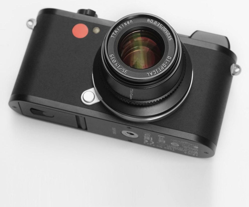 TTArtisan APS-C 35mm F1.4 – Približno 180 g v kovinskem ohišju