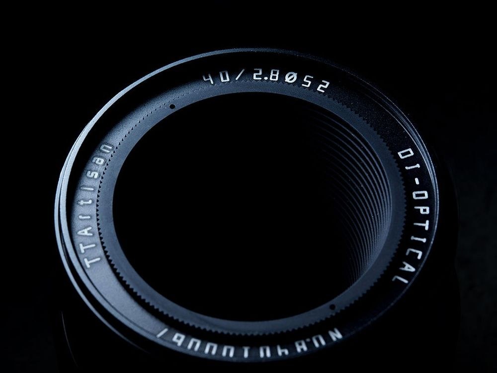 TTArtisan APS-C Macro 40mm F2.8 – Optika z 8 elementi v 7 skupinah