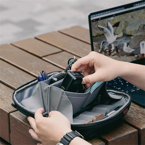 Ulanzi TRAKER Tech Pouch Mini 2L – Naplocho na stole