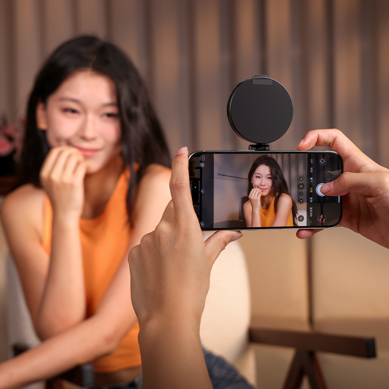 Ulanzi LM23 V2 magnetické světlo na telefon, bílé – Vlogování a videohovory